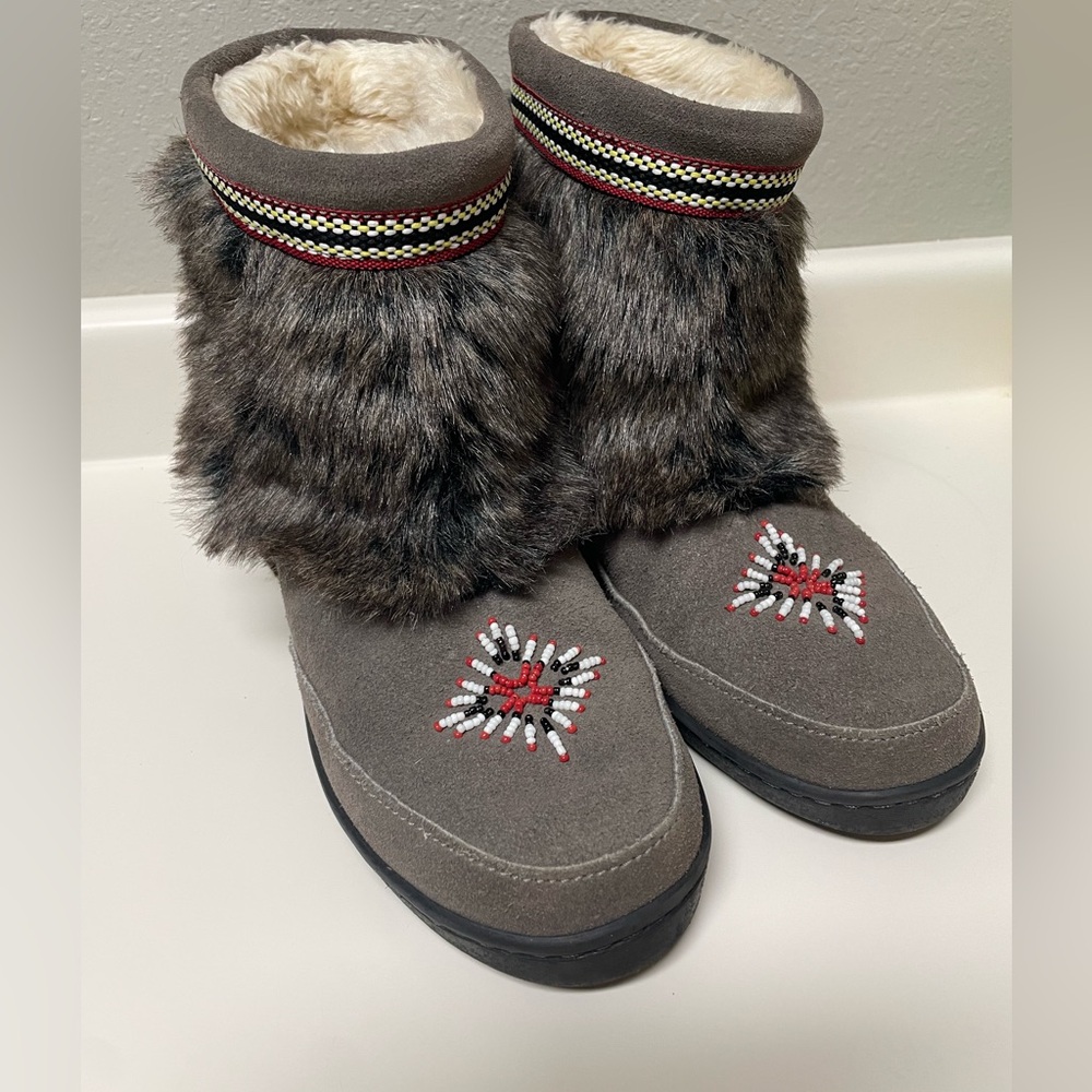 Minnetonka size 8 Grey suede beaded ankle boot